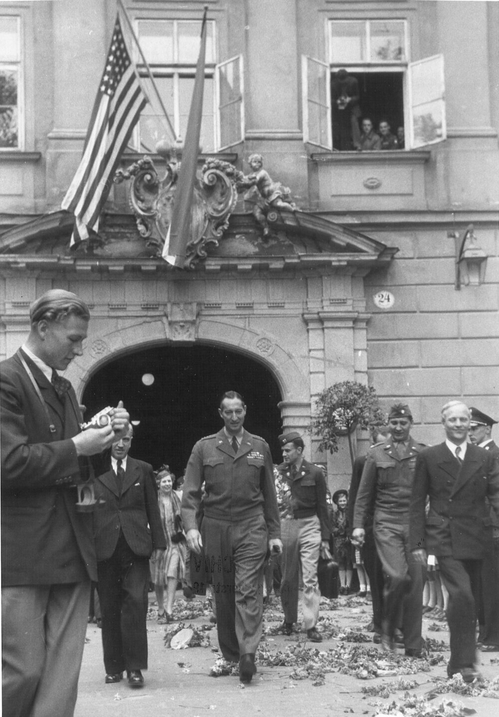 1947 - Landeshauptmann Gleißner und Bürgermeister Koref verabschieden vor dem Landhaus US-General Clark