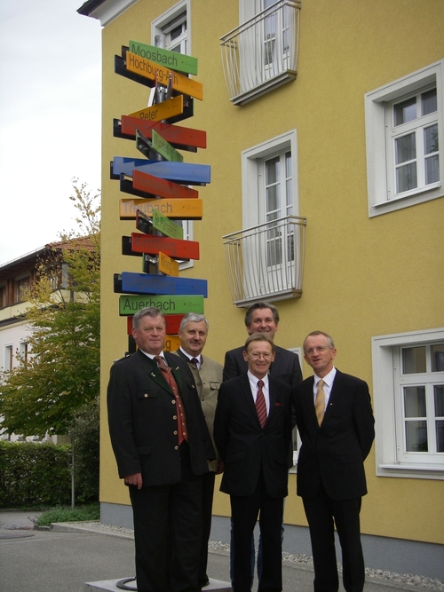 Bezirkshauptmann Mag. Dr. Georg Wojak, AR Ingmar Rosenauer und die Bürgermeister Gerhard Skiba, Franz Zehentner und Hans Scharf mit dem Friedenssymbol der Bezirkshauptmannschaft Braunau am Inn 