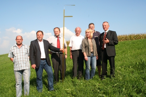 Übergabe des Überackerer Friedens-F an die Landesräte Dr. Josef Stockinger und Josef Ackerl