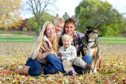 Familie mit Kindern und Hund