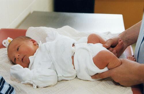 Baby mit weißem Strampler