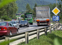 B 138 Phyrnpass Straße in Klaus mit Verkehr, LKW - PKW, Leitschiene 