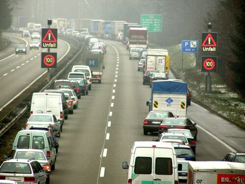 Autos bilden eine Rettungsgasse