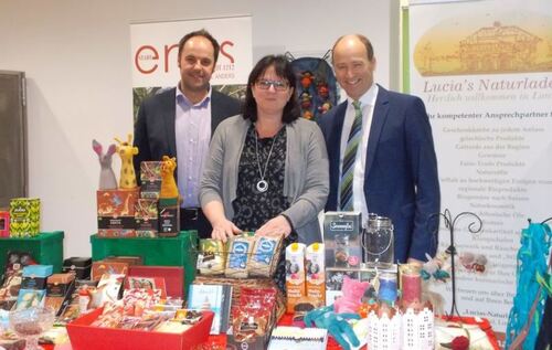 Fair Trade Stand in der BH Linz-Land Bezirkshauptmann Mag. Manfred Hageneder, Lucias Naturladen, Amtsleiter Johann Buchberger