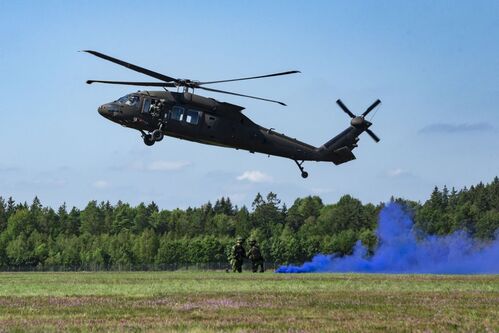 Landung eines Blackhawk Hubschraubers