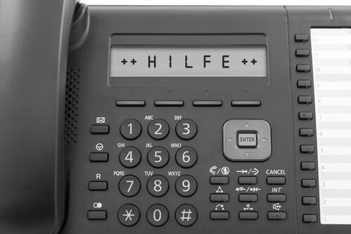 Telefondisplay steht das Wort Hilfe