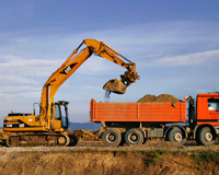 Bagger und LKW bei Arbeiten 