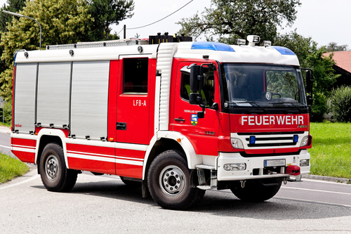 rotes FF-Auto bei einem Unfall