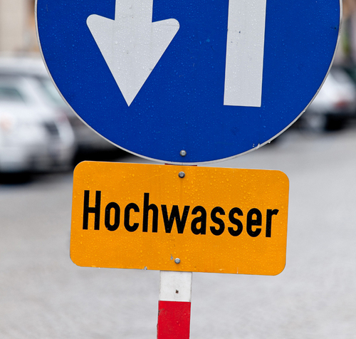 Schild Hochwasser bei gesperrter Straße 