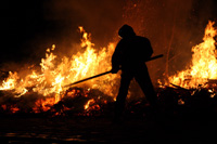 Feuerwehrmann löscht einen Brand 