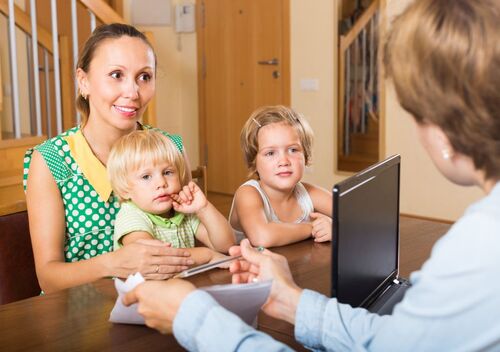 Frau mit zwei Kindern bei einem Beratungsgespräch