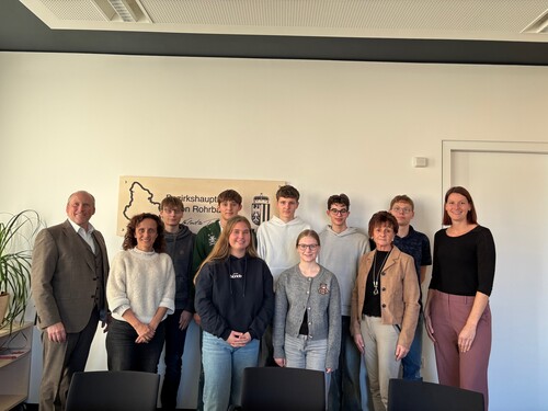 Schülerinnen und Schüler des BR/BRG Rohrbach mit dem Bezirkshauptmann und Mitarbeiterinnen Schülerinnen und Schüler des BR/BRG Rohrbach mit dem Bezirkshauptmann und Mitarbeiterinnen