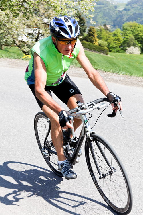 Rennradfahrer in grünem Trikot