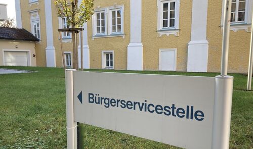 Schild mit Aufschrift Bürgerservicestelle