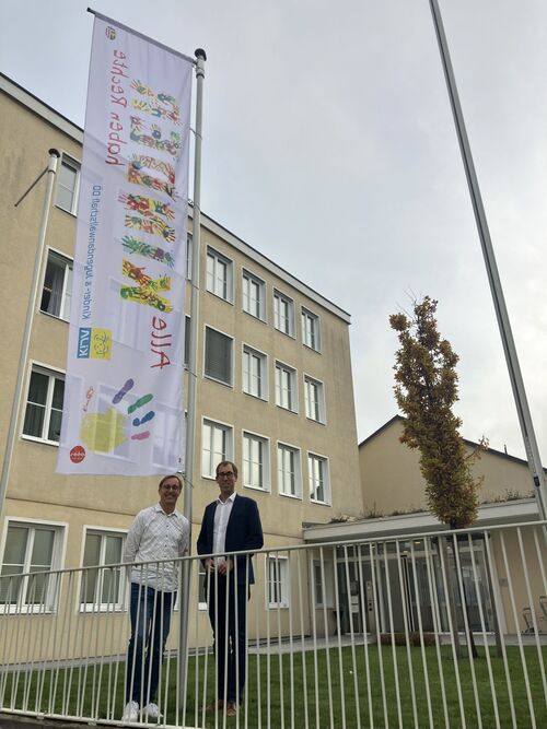 BH Dr. Florian Kolmhofer und Joachim Laabmaier vor Kinderrechtefahne BH Dr. Florian Kolmhofer und Joachim Laabmaier vor Kinderrechtefahne