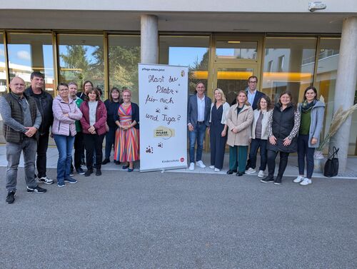 Einige Pflegeeltern mit Vertretern der Bezirkshauptmannschaft 