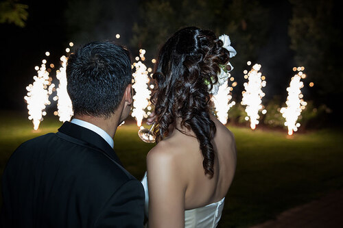 Brautpaar beobachtet ein Feuerwerk
