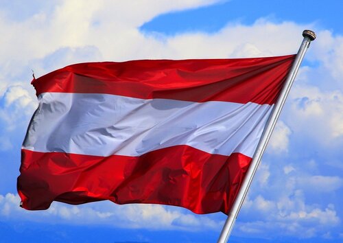 Österreichische Flagge im Wind