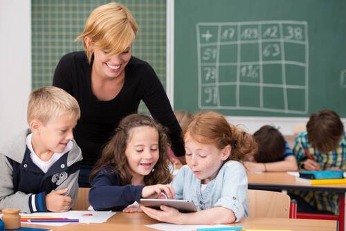 Schüler mit Lehrerin in der Schule