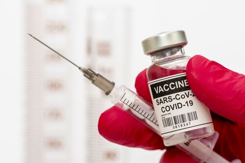 Spitze mit Impfstoff gegen Covid 19
