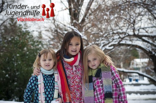 3 Kinder die nebeneinander stehen