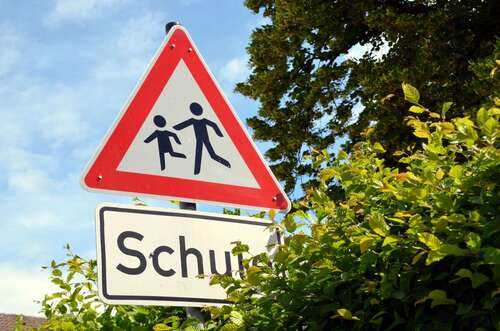 Verkehrsschild Schulweg