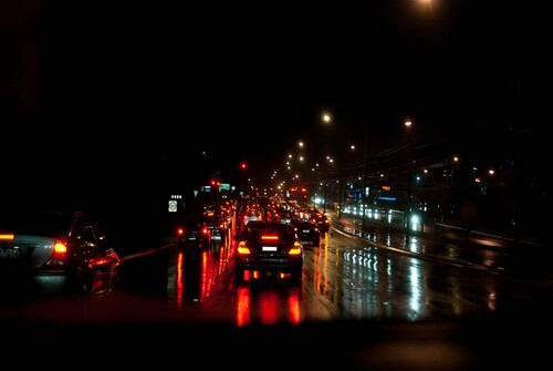 Straßenverkehr in Dunkelheit und nasser Straße