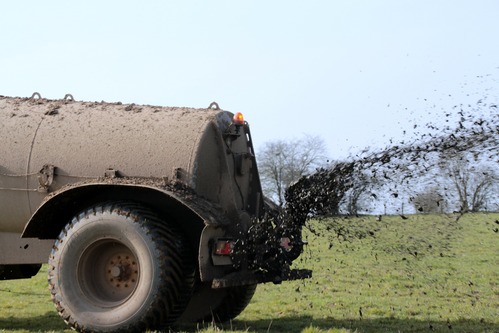 Güllefass an Traktor