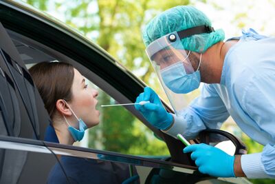 Eine Frau wird in einem Drive-In Coronavirus getestet