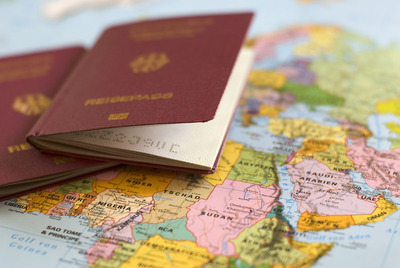 Reisepass liegend auf einer Weltkarte