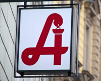 Schild mit Logo einer Apotheke 