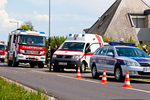 Ein Auto der Feuerwehr und ein Rettungswagen bei einem Unfallort