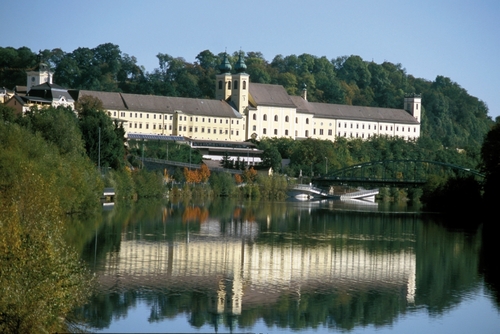 Benediktinerstift Lambach von Stadl-Paura aus betrachtend 