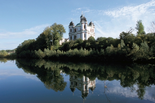 Dreifaltigkeitskirche von Stadl-Paura spiegelt sich im Wasser 