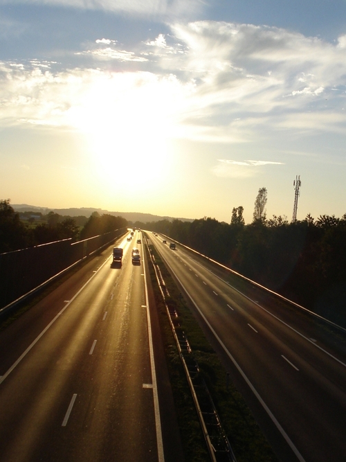 Autobahnstrecke zwischen Marchtrenk und Wels bei Sonnenuntergang 