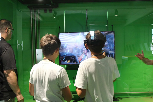 2 Jugendliche bei einem Virtual Reality Spiel