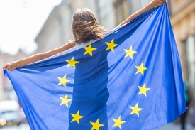 Mädchen mit EU-Flagge