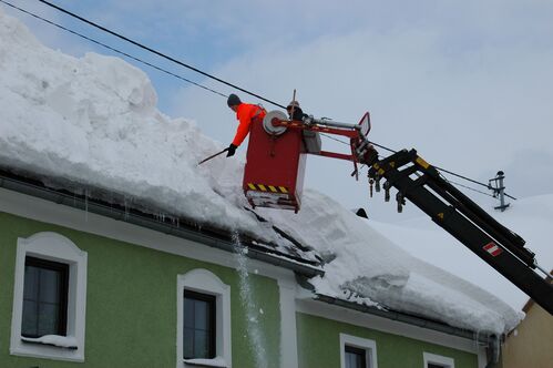 Schneemassen am Hausdach