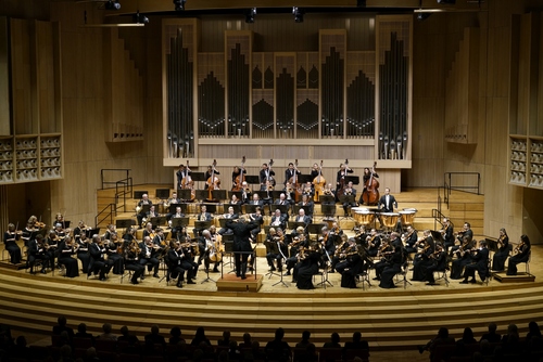 Tribünenblick auf das Bruckner Orchester