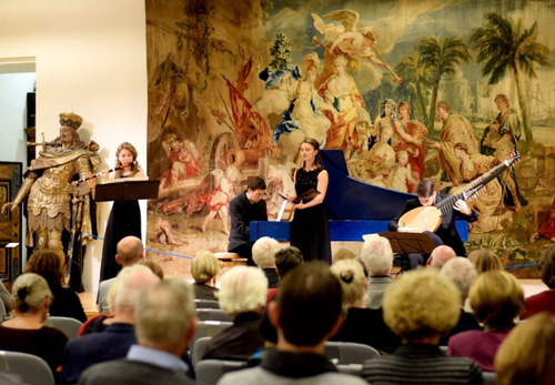 Ensemble spielt vor Publikum alte Musik im Schlossmuseum