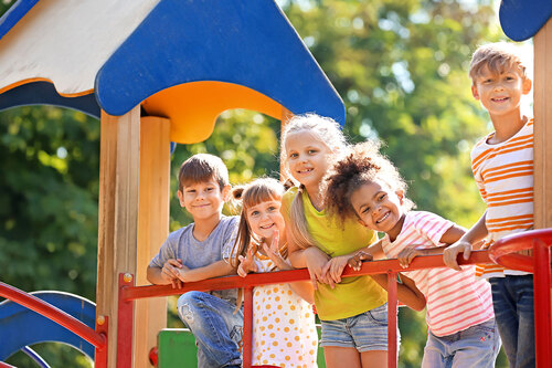 Kinder haben Spaß auf dem Spielplatz