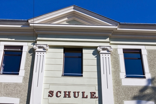 Schulgebäude-Vorderansicht