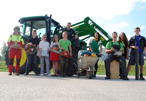 Traktor mit Schuelern