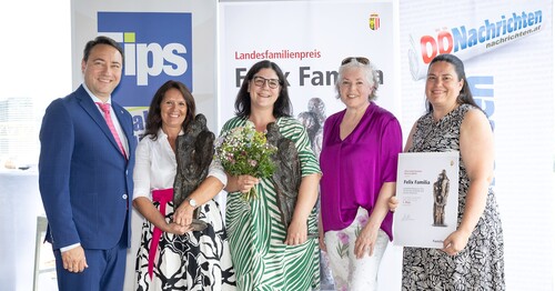Familienreferent Landeshauptmann-Stv. Dr. Manfred Haimbuchner mit den Gewinnern des 
