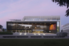 Musiktheater Linz im rötlichen Abendlicht