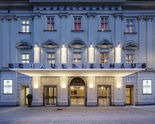 Blick auf den Eingang des Schauspielhauses