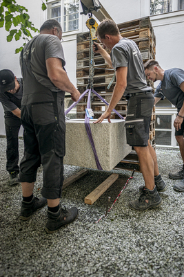 Der Basisstein der Skulptur wird im Minoritenhof des Landhauses platziert.