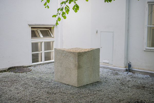 Zeitkapselstein von Gabriele Berger im Landhaus in Linz