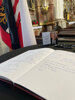 Drei Kondolenzbücher liegen in der Minoritenkirche im Linzer Landhaus auf.