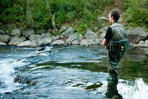 Ein Fischer fischt in einem Fluss